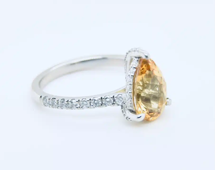 Lot 21: Golden Beryl & Diamond Dress Ring