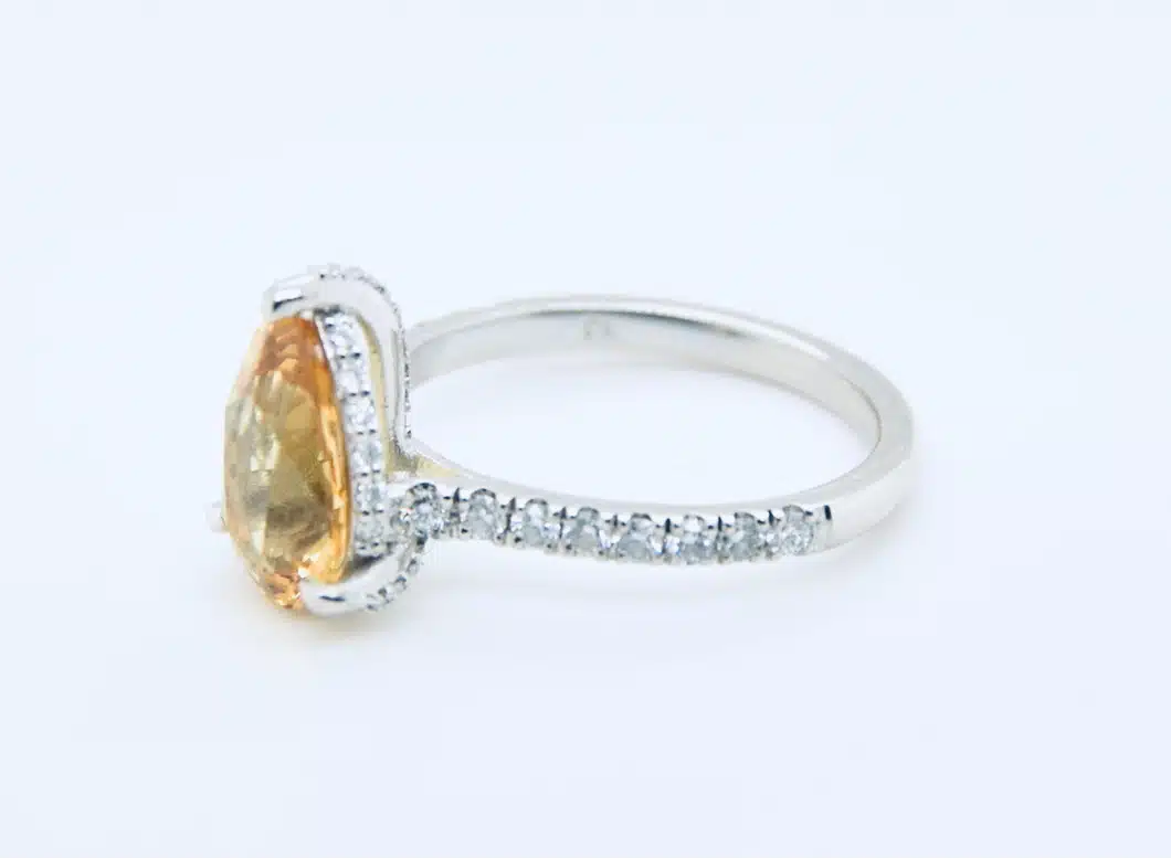 Lot 21: Golden Beryl & Diamond Dress Ring