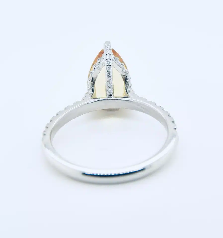 Lot 21: Golden Beryl & Diamond Dress Ring