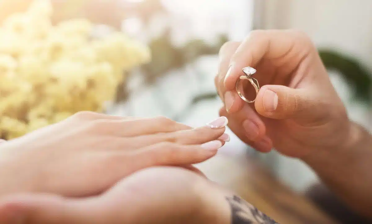 Which finger is for engagement ring in Nigeria? Propose the right way-gemektower.com.vn