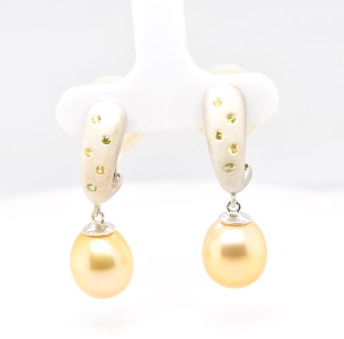 Pearl earrings, with tourmaline gemstones