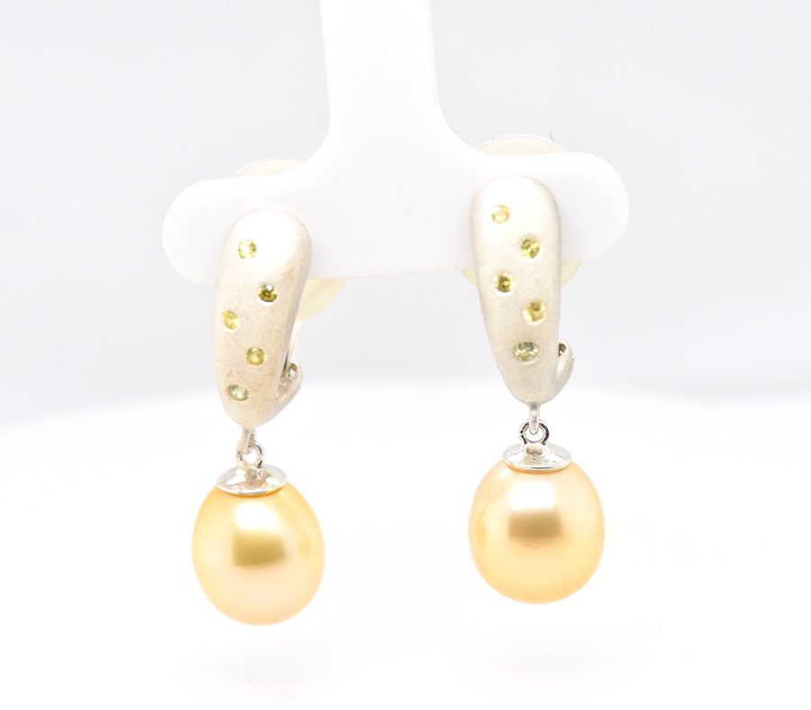 Pearl earrings, with tourmaline gemstones