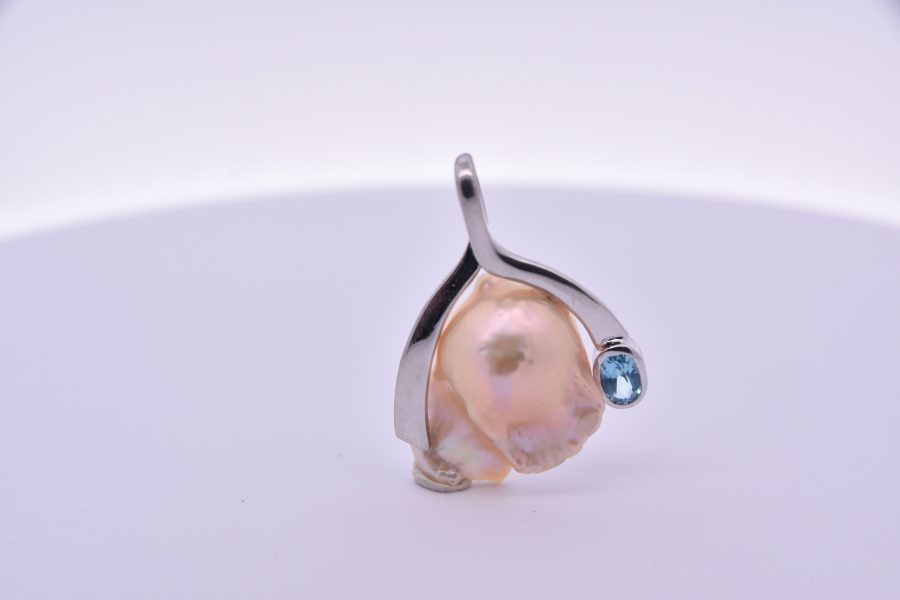 White gold pendant, with a centre pearl with aquamarine gemstone on the side