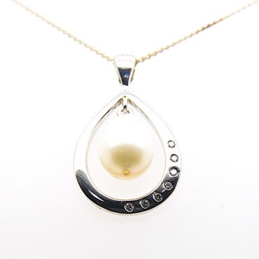 white gold pearls, pendant necklace, with diamonds bezel inside the metal