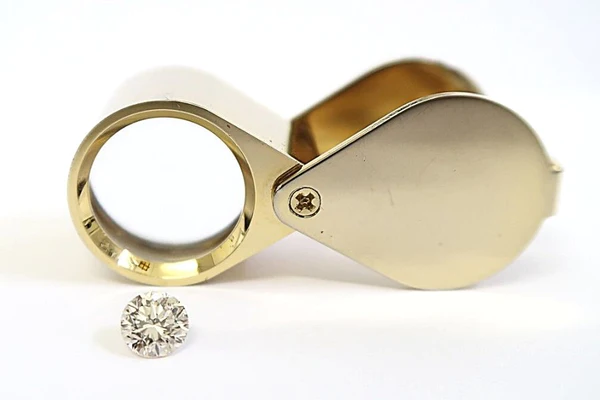 loupe with a diamond grande