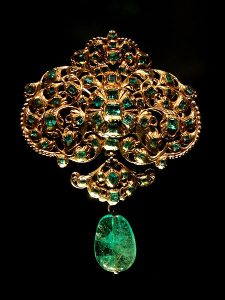 Gold and emerald pendant from Spain